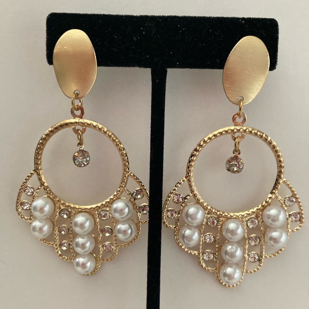 NWOT Pearl rhinestone gold earrings